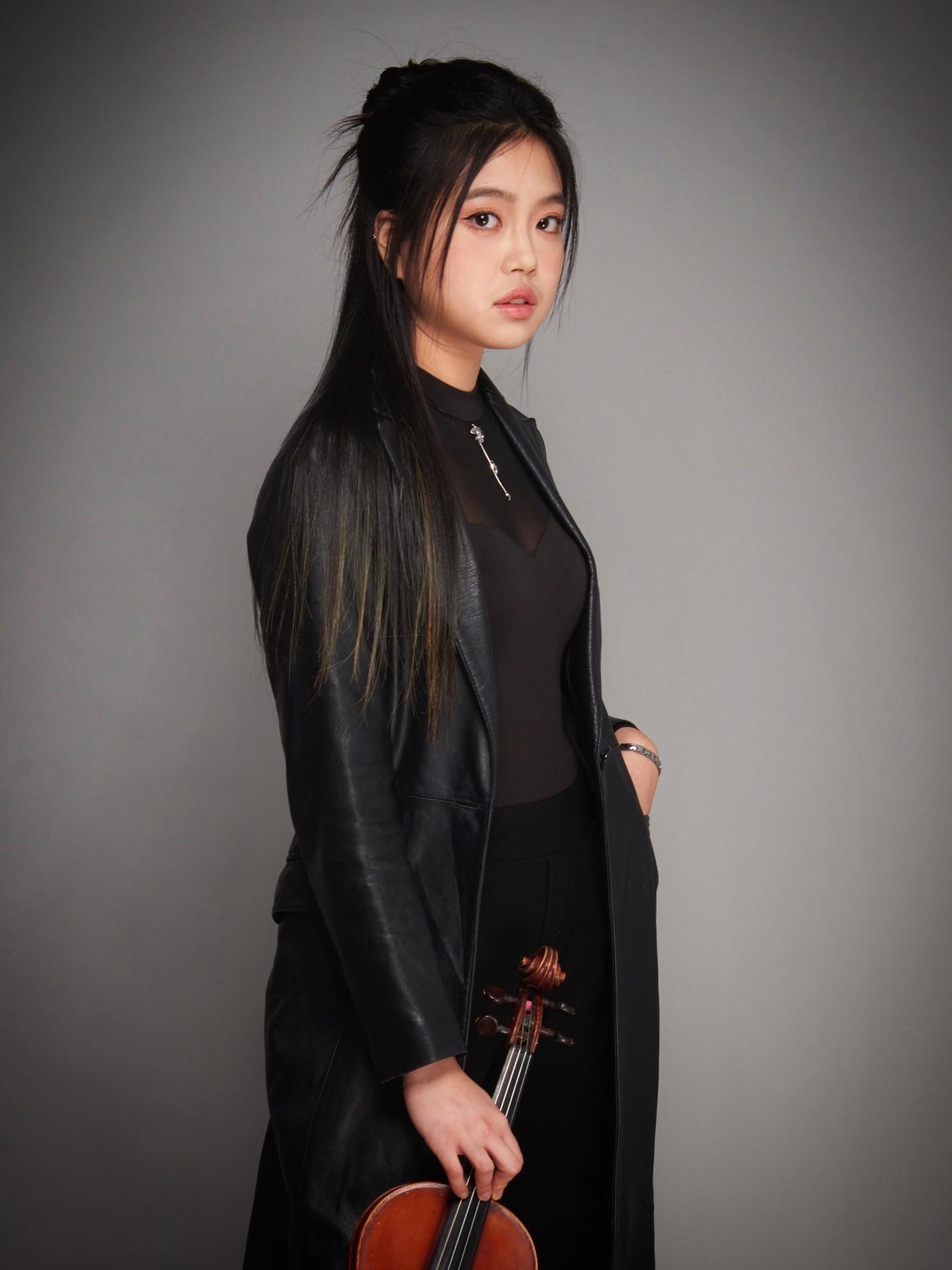 Phoebe Wu playing the violin